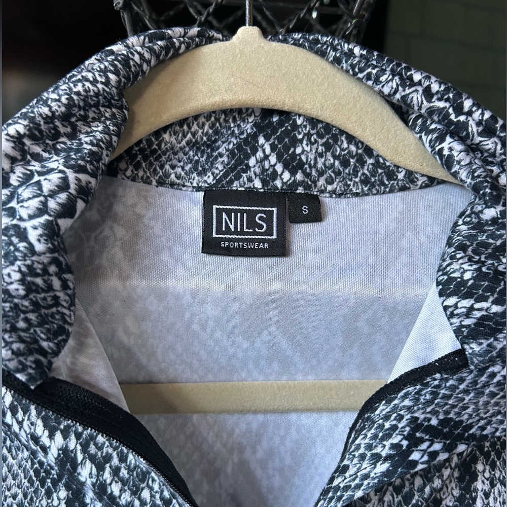 NILS Monochrome snakeskin Patterned base layer top with 1/4 zip. Size small. - Picture 3 of 8
